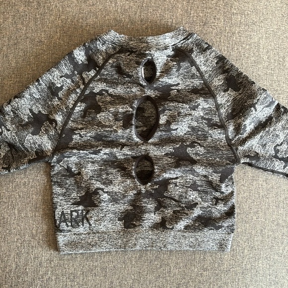 Camo gymshark top - Picture 2 of 5